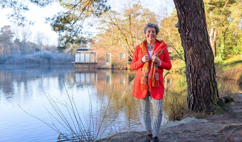 De nieuwe directrice Ellen Hawinkels, op de achtergrond het Wolders Ven. (Foto: Connie Sinteur).