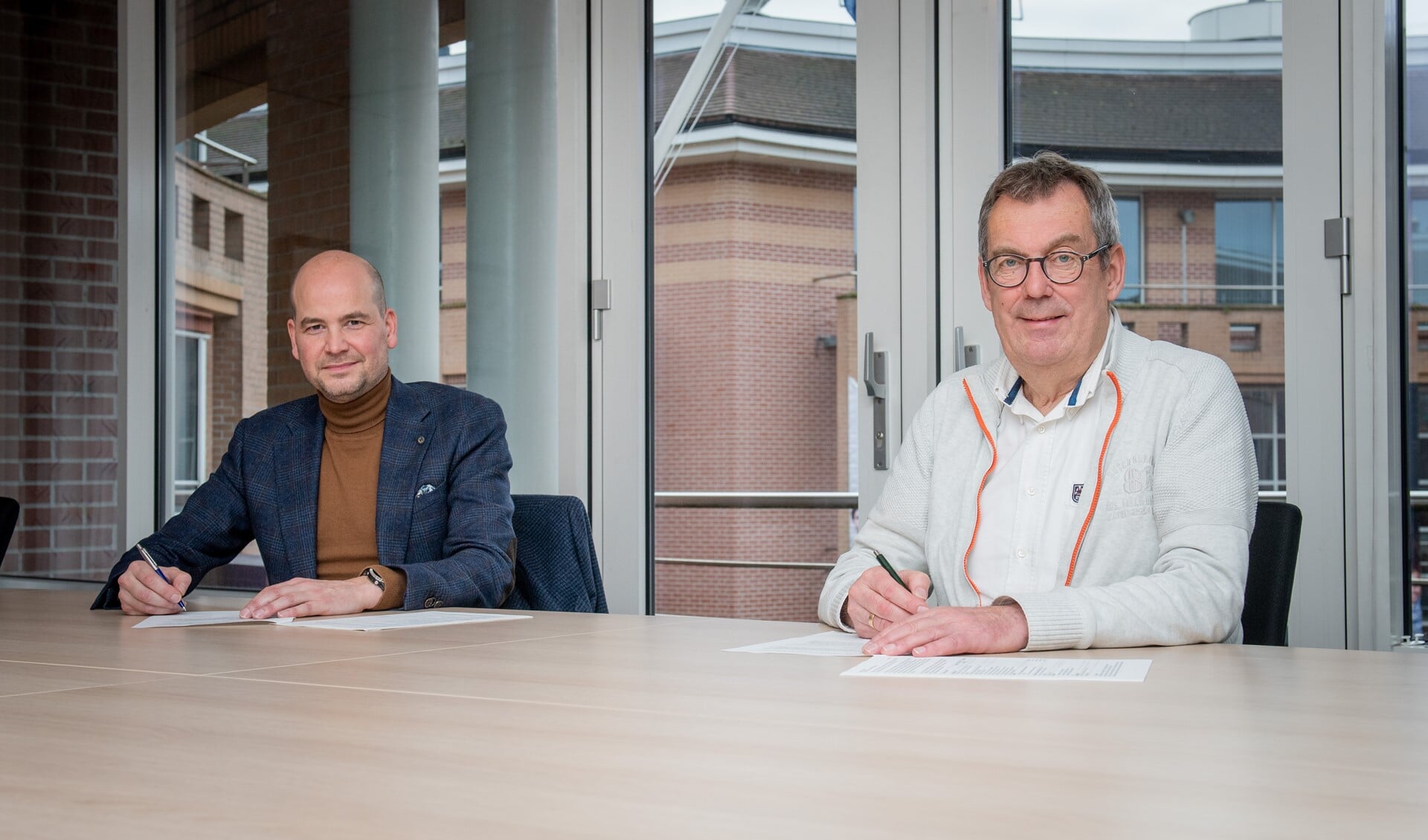 Onder meer Woningbelang-directeur Maarten Meulepas (l) en wethouder Kees Marchal ondertekenden de nieuwe prestatieafspraken.