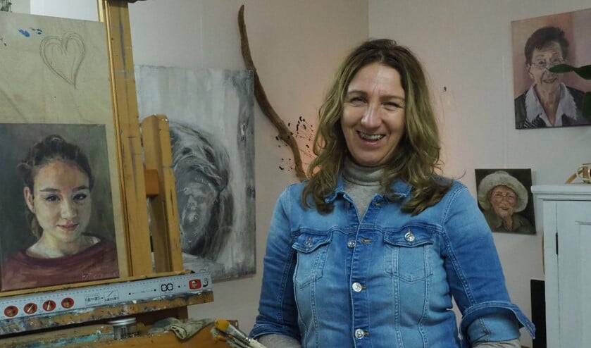 Elly vindt het schilderen van ogen het mooiste aan een portret. (Foto: Noortje de Vries)