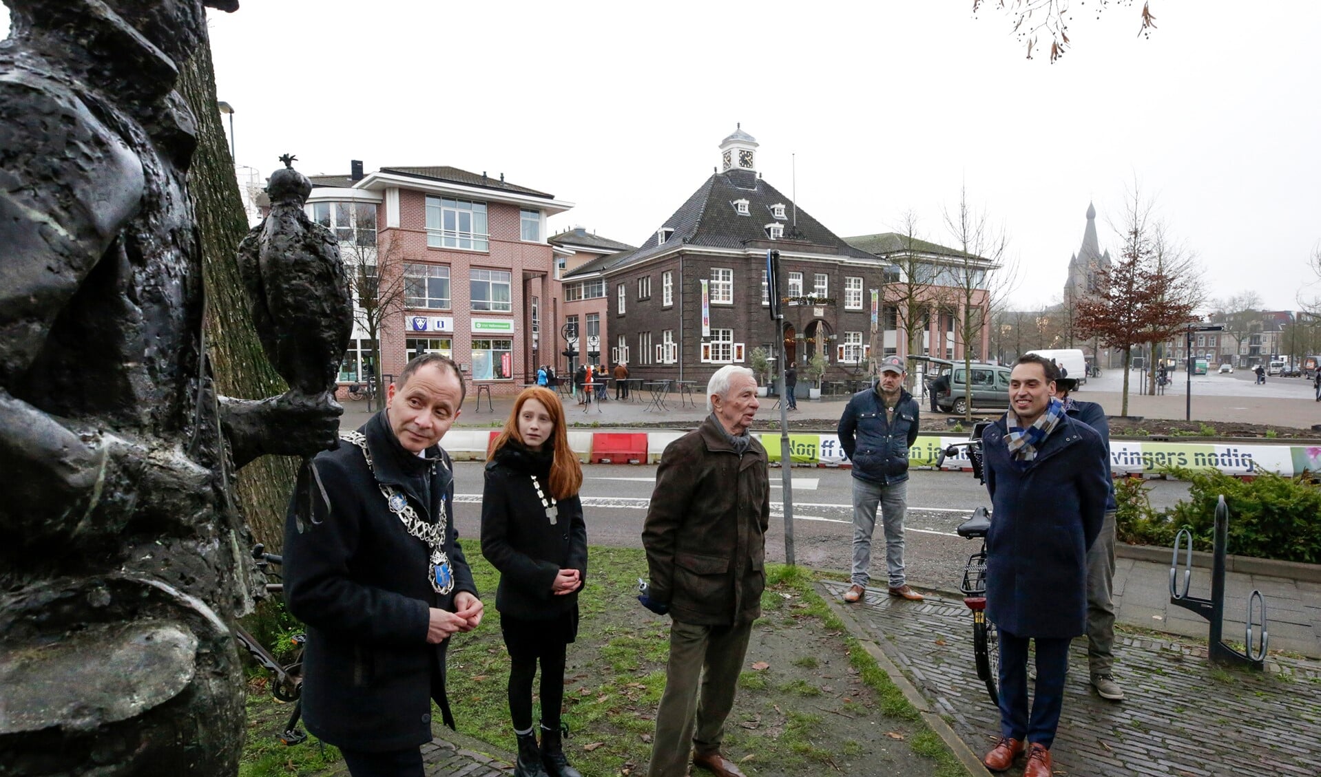 Onder meer burgemeester Ederveen (l) en naast hem kinderburgemeester Amy Vos openden vrijdag de wandelroute. (Foto: Jurgen van Hoof)