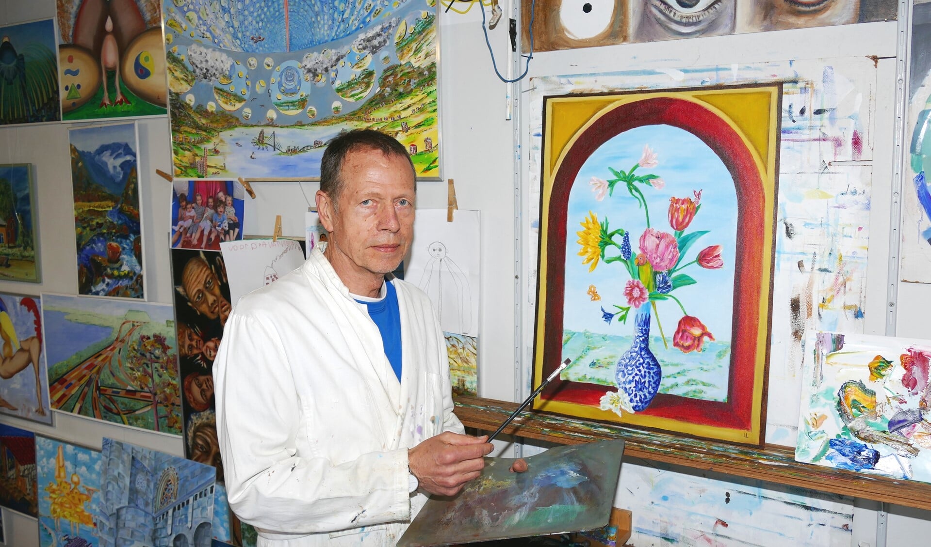 Laurens van Lieshout actief in zijn schildersatelier. (Foto: Jos Lenssen) 