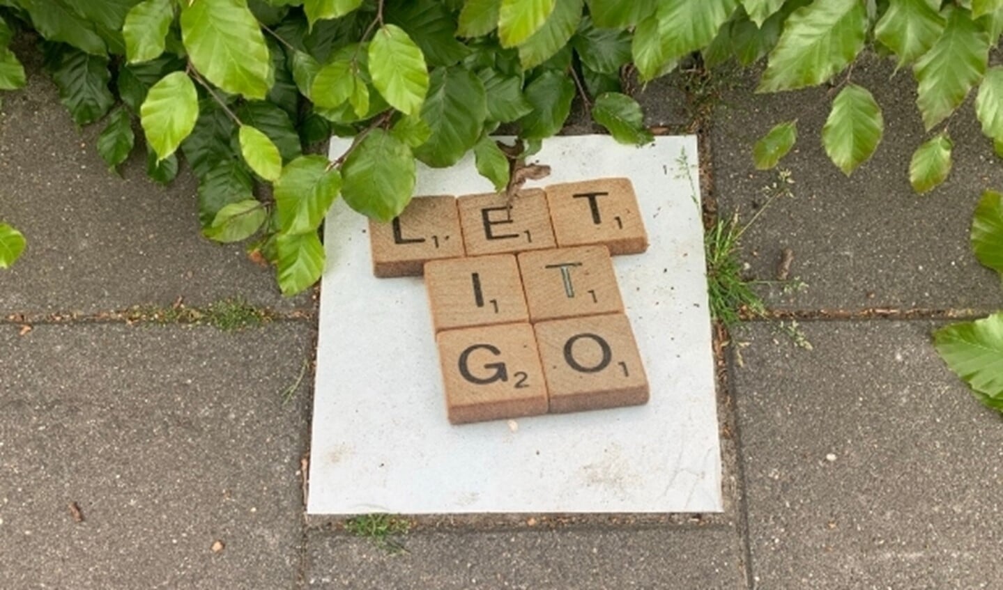 Een van de vele gestickerde stenen die je op straat kan vinden.