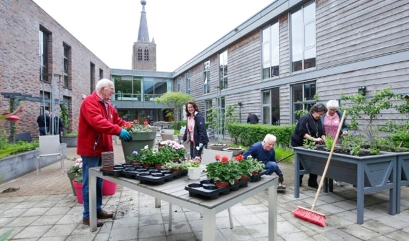 <p>Vrijwilligers zijn druk bezig met de opknapbeurt van de binnentuin van Leenderhof. </p>