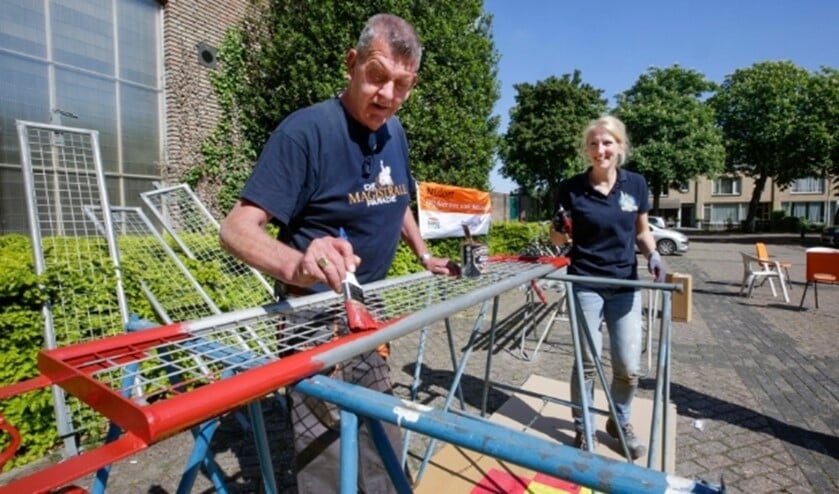 <p>Bij Buurtschap Hazenstraat zijn ze bezig met de voorbereidingen voor het Bloemencorso.</p>