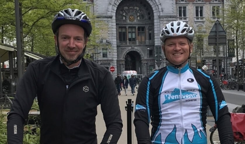 <p>Jan van den Enden (rechts) en Vincent Kuijvenhoven fietsen van noord- naar zuid-Nederland.</p>