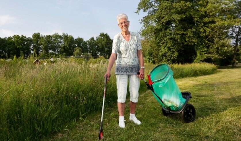 <p>Tonny Marcelis , Ambassadeur van Schoon Valkenswaard met schoonmaakkar en lichtgewicht grijper.</p>