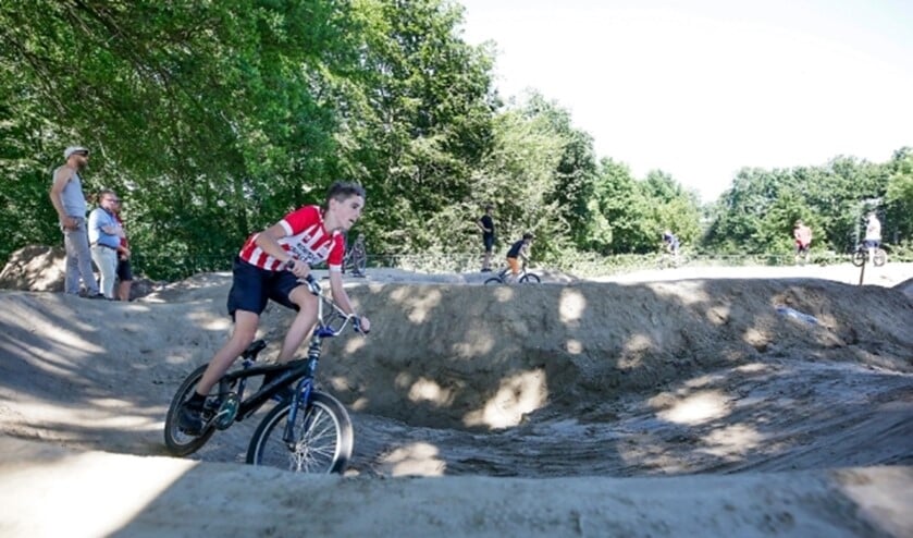 <p>Fietscrossers in actie op de nieuwe pumptrack in Leende.</p>