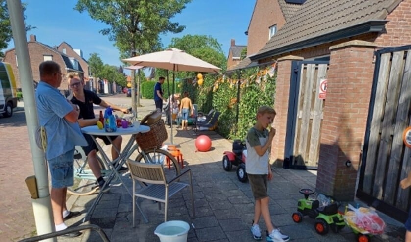 <p>Gezelligheid in de Unastraat, ter viering van het honderdjarig bestaan. Het was echter een maand te vroeg.</p>