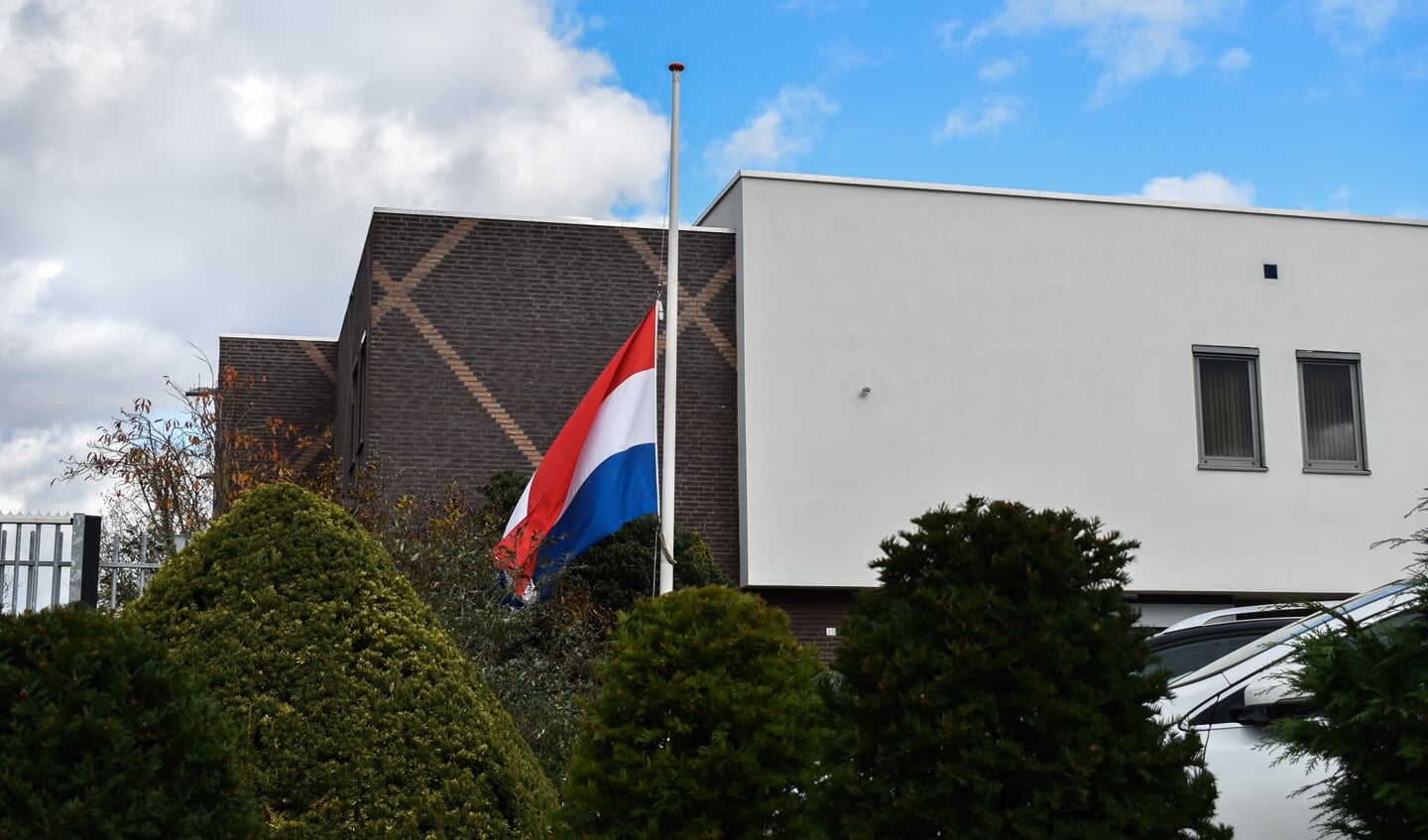 Ook op het politiebureau in Asten hing de vlag halfstok na het overlijden van collega Jeroen Leuwerink.