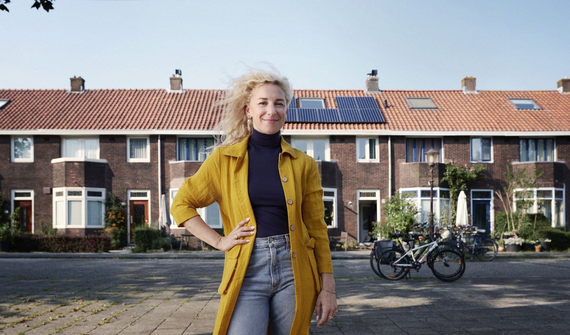 Annemieke doet ook een gooi naar de titel 'klimaatburgemeester' door zonnepanelen op haar dak te plaatsen. 