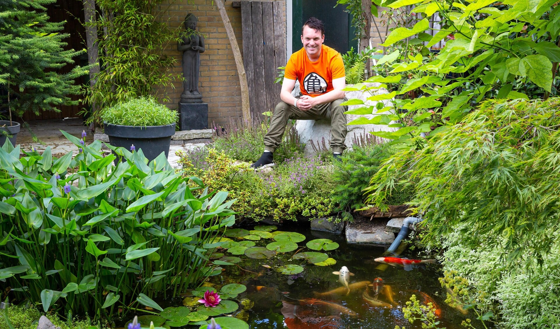 Piet Knook in zijn Japanse tuin achter het huis waar hij blij mee is, maar hij droomt groter. 