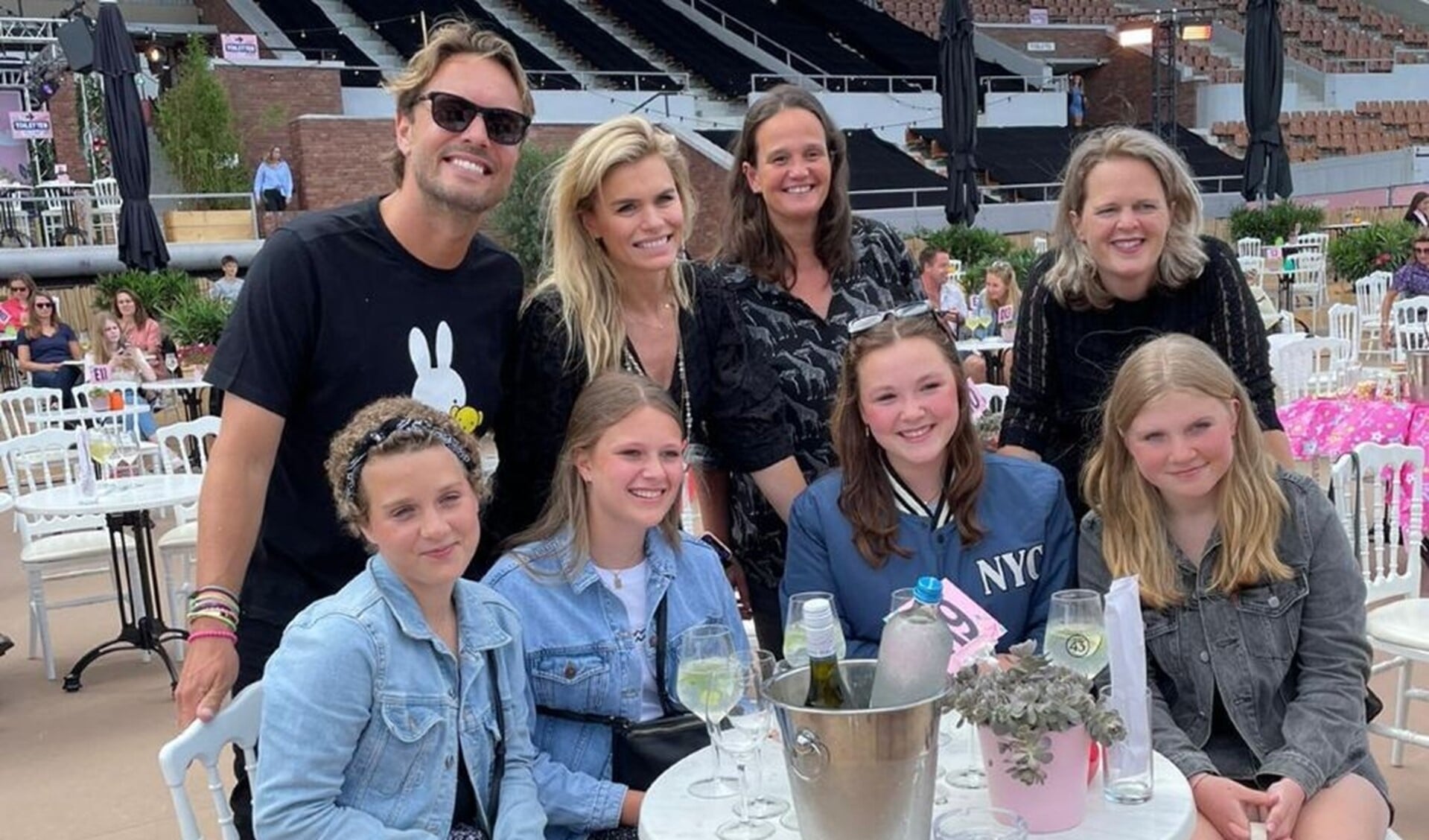 Sanne en haar vriendinnen samen met Bas Smit en Nicolette van Dam van Brasserie van Dam.