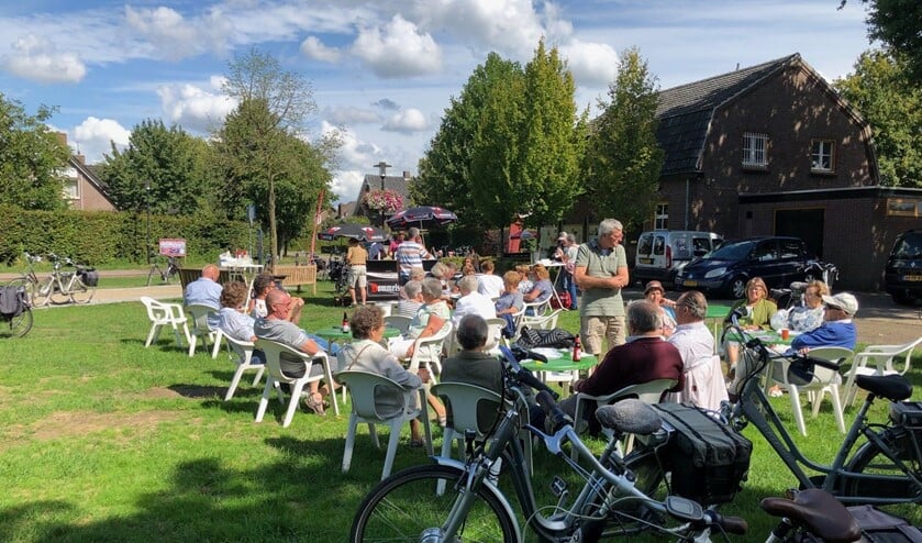 <p>Deelnemers genieten van hun rustpauze tijdens een voorgaande editie van 'Vat oewe fiets'. </p>