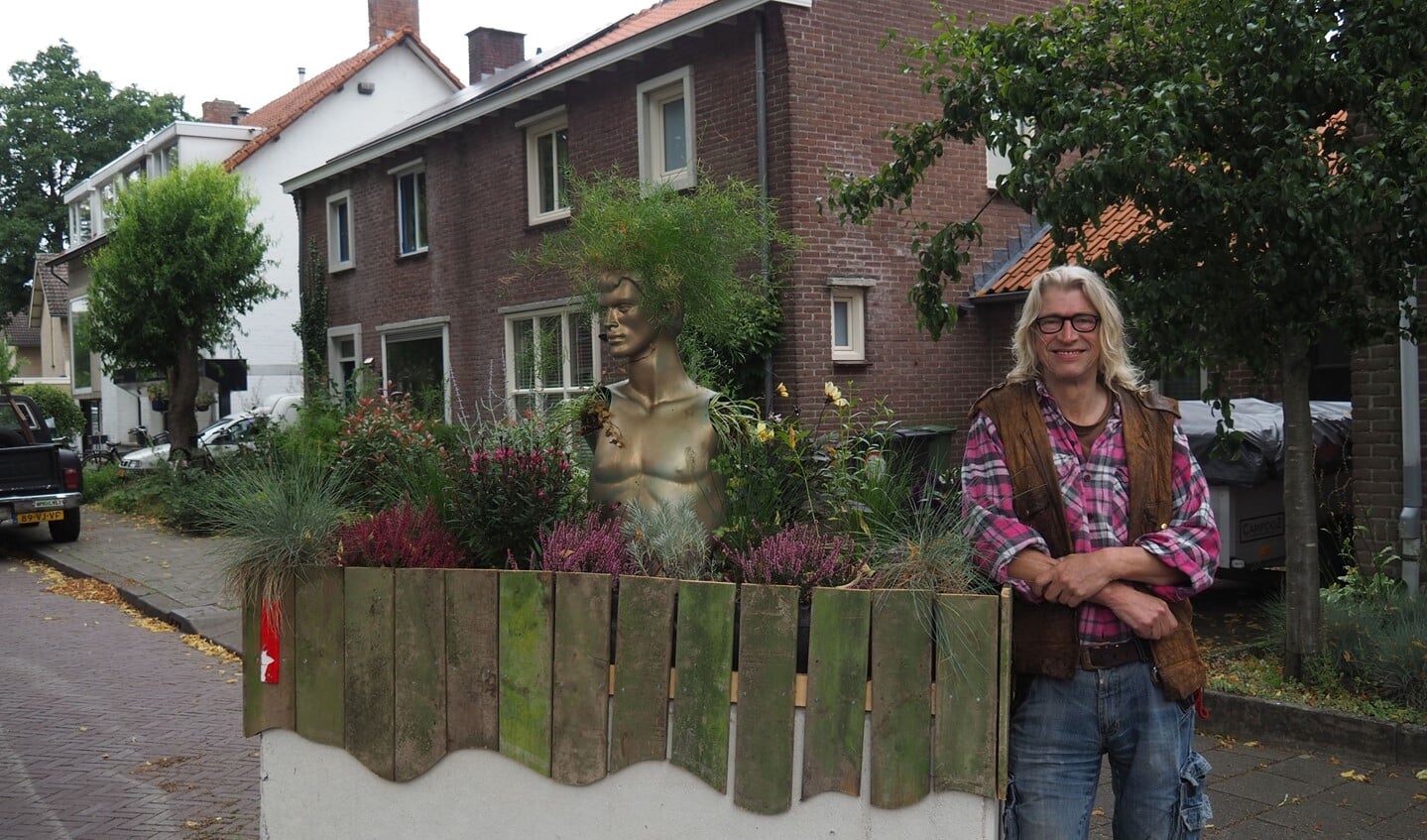 Willem de Zeeuw bij het, tot plantenbak getransformeerde, betonblok. (Foto: Noortje de Vries).