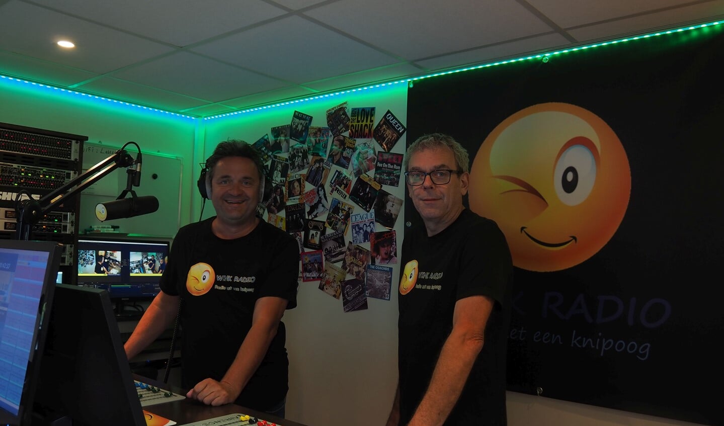 Pieter van der Heijden (l) en Jan Damen in de studio van Wink Radio. (Foto: Noortje de Vries)