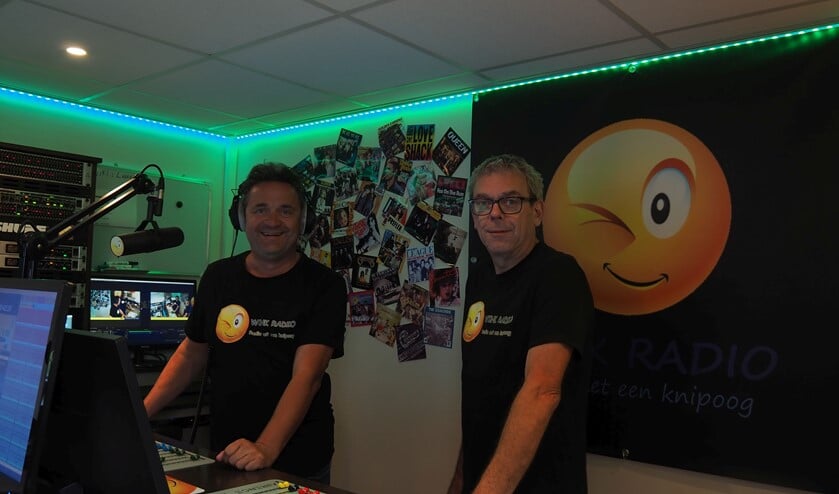 <p>Pieter van der Heijden (l) en Jan Damen in de studio van Wink Radio. (Foto: Noortje de Vries)</p>