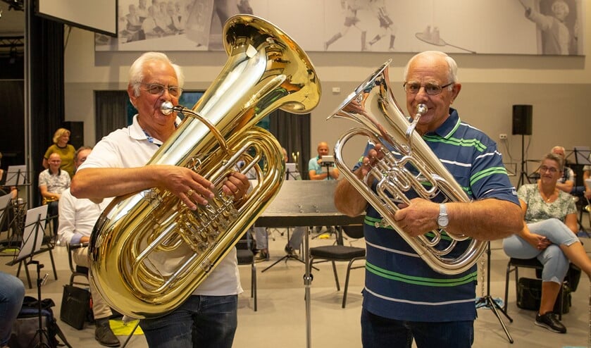 <p>De briljante jubilarissen Jan Nillesen (l) en André Verberne blazen voorlopig nog wel een tijdje mee. Foto: Connie Sinteur.</p>
