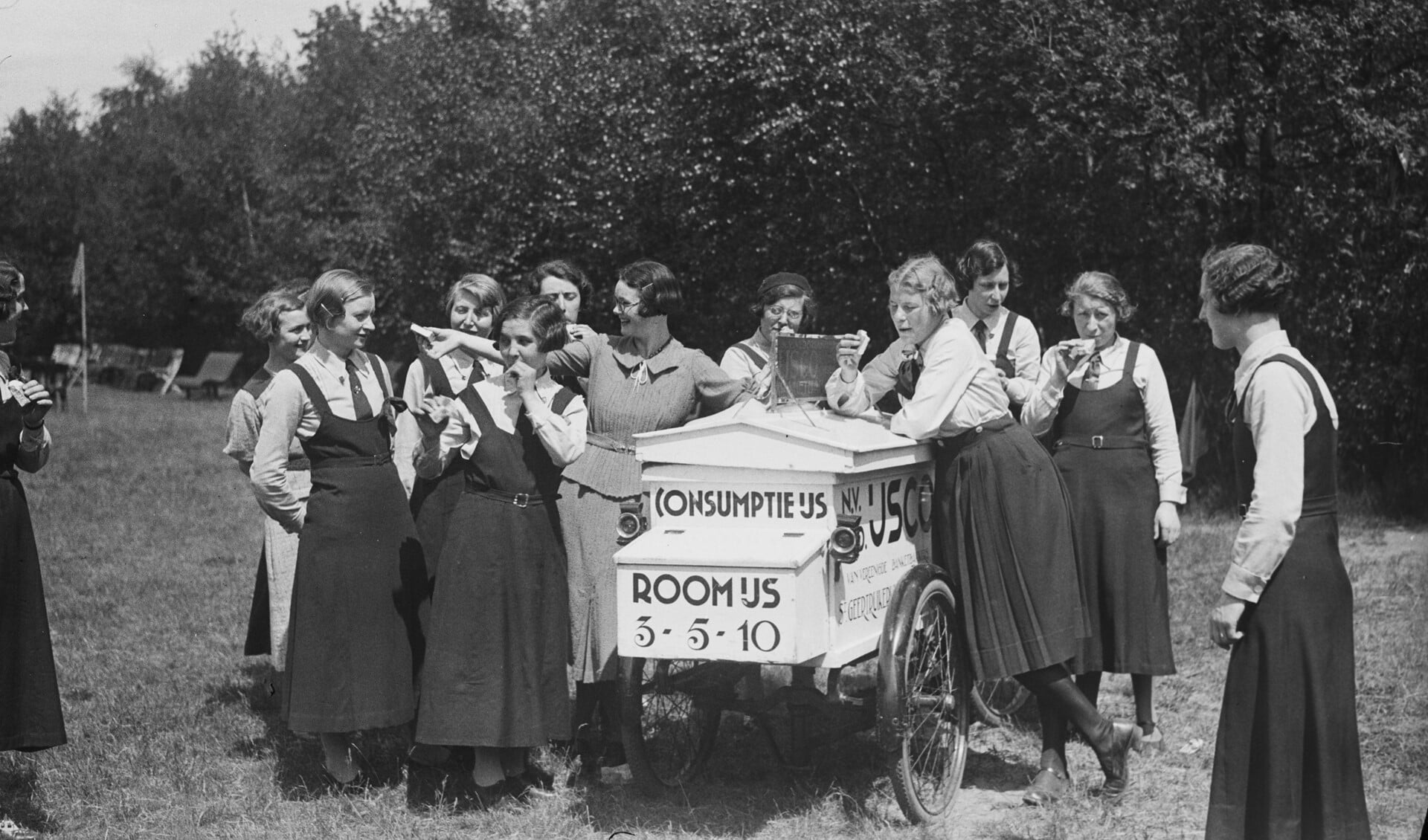 Een ijscokar in 1937 bij het K.A.J.V. congres in Vught. Zo zijn er nog veel meer van dit soort oude foto's.