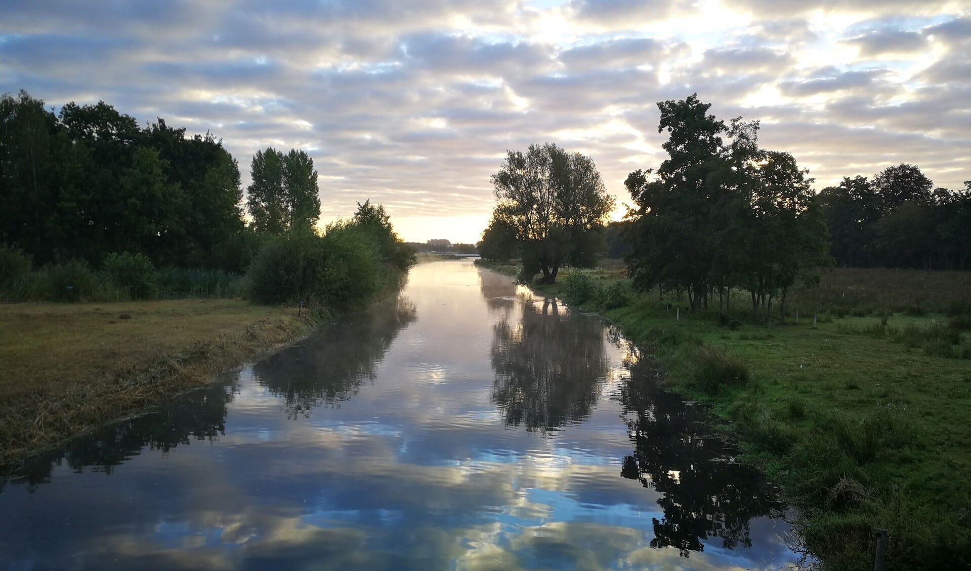 De winnende foto van Gijs Verbeek: zonsopkomst boven de Dommel in Boxtel. 