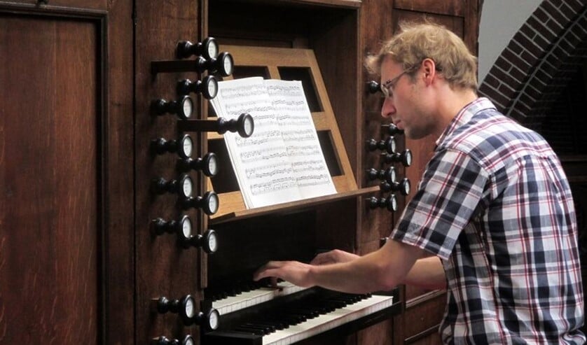 <p>Eelco Kooiker achter het Flentrop-orgel in de Agnus Dei-kerk. Vrijdag verzorgt hij een concert op het orgel.</p>