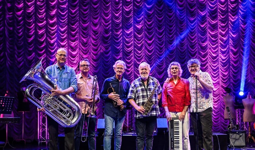 <p>De mannen van de Helaasheid gaan met hun huiskamerconcert voor een intiem feestje.</p>