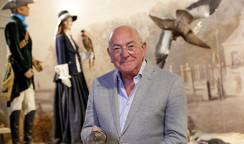 <p>Ben Mondelaers met zijn erepenning in 'zijn' Valkerij en Sigarenmakerij Museum. (Foto: Jurgen van Hoof)</p>