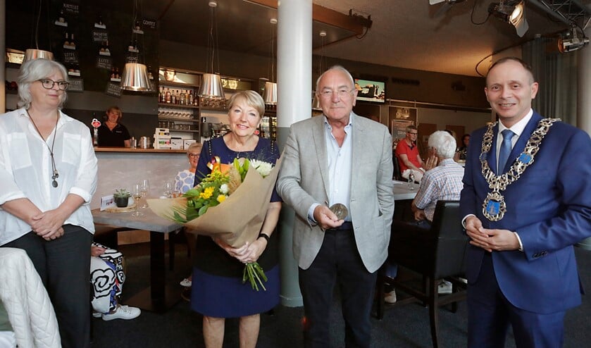 <p>Ben Mondelaers en zijn vrouw (m) ontvangen de erepenning. (Foto: Jurgen van Hoof)</p>