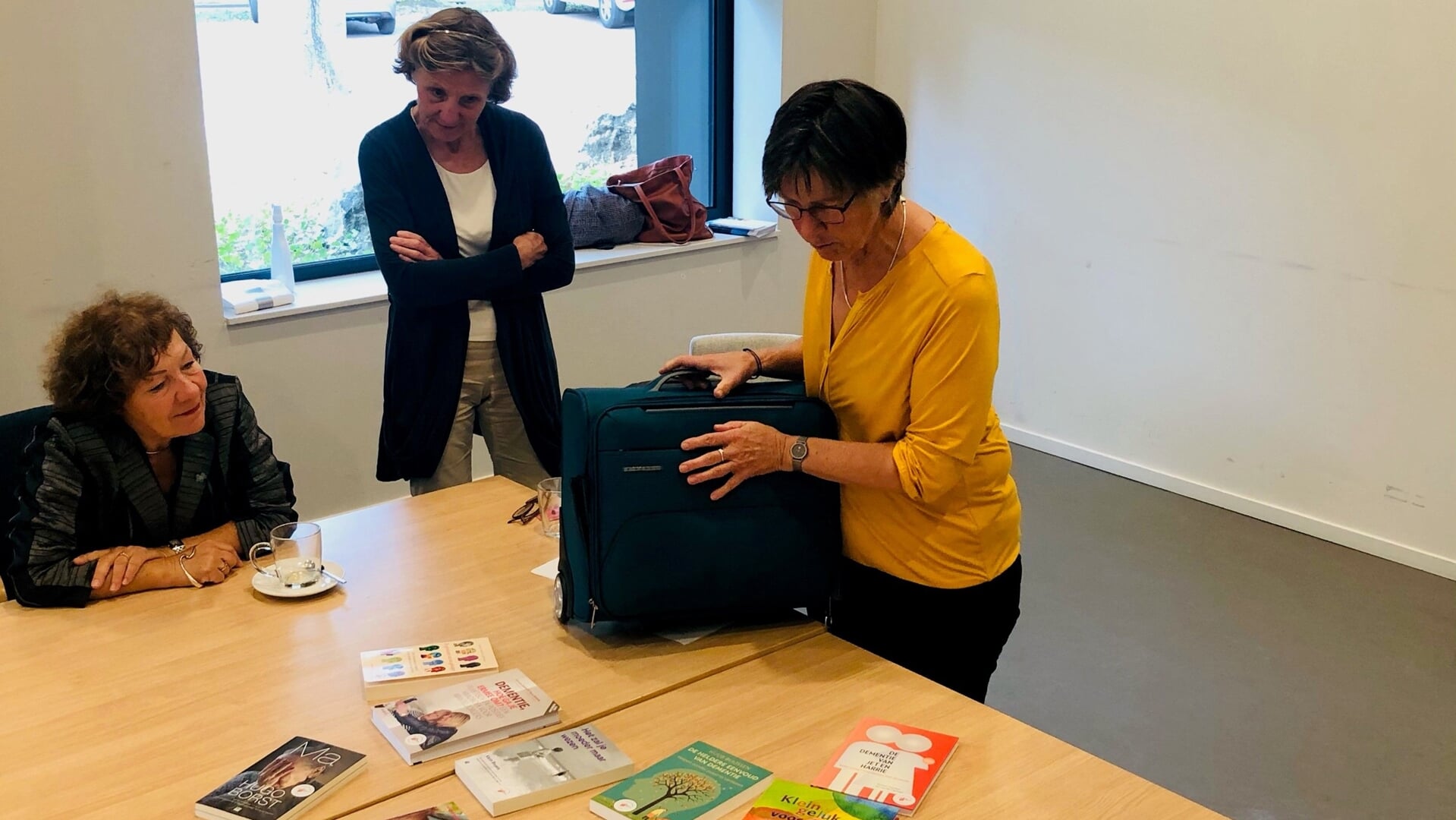 In september 2021 reikte wethouder Liesbeth Sjouw de eerste koffer symbolisch uit aan mevrouw Arends en Maria Engelen.