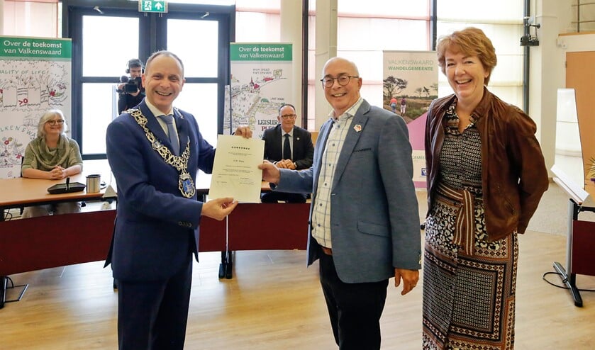 <p>Burgemeester Anton Ederveen overhandigt het ereburgerschap aan Frank Maas. (Foto: Jurgen van Hoof)</p>