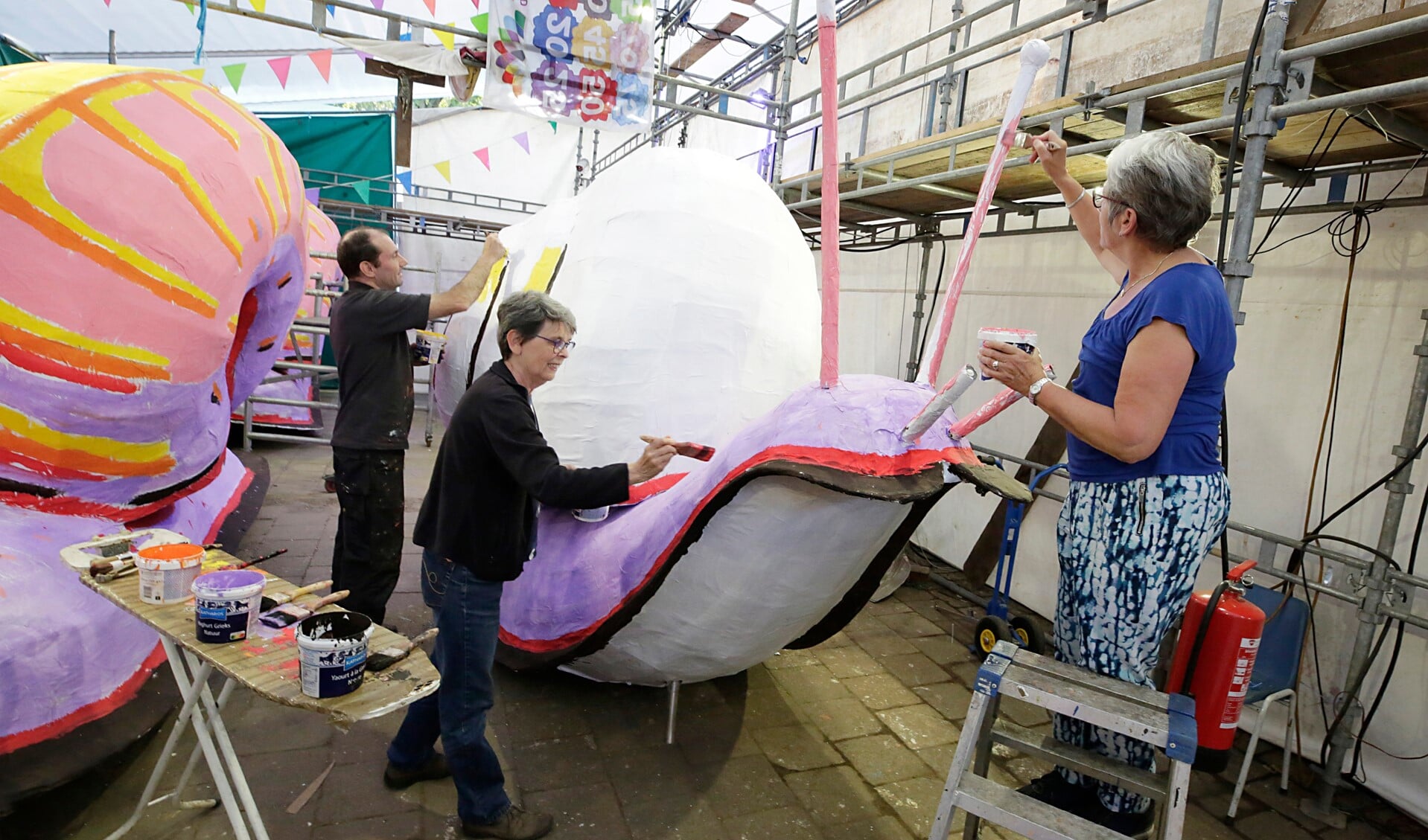 Buurtschap Crescendo legt de laatste hand aan zijn creatie voor de corso van dit jaar. (Foto: Jurgen van Hoof)