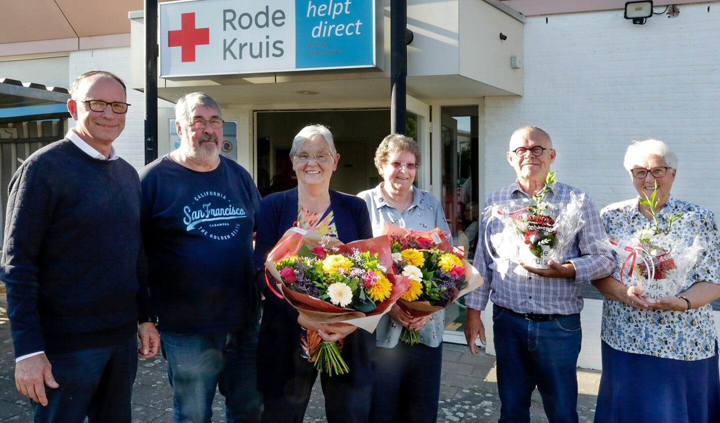Theo Geldens met jubilarissen Hans Tholen, Gerry Hoeks, Rini Kanters, Gerard Staals en Diny Bevelander. (Foto: Jurgen van Hoof)