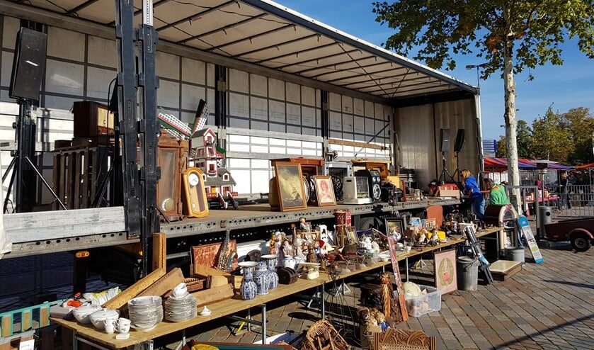 Bij de Scouting Vlooienmarkt worden waardevolle spullen verkocht via een veiling.