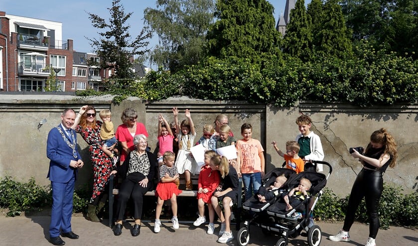 <p>In het bijzijn van haar familie ontving Toos Snellen zaterdag haar bankje van burgemeester Ederveen. (Foto: Jurgen van Hoof) </p>