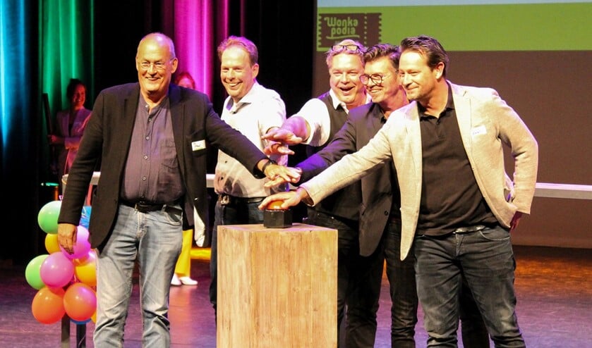 <p>Theaterdirecteuren Paul L'Herminez (Hofnar), Giel Pastoor (Parktheater), Sjoert Bossers (De Schalm), Jochem Otten (Cacaofabriek en Speelhuis) en Dries Floris (De Kattendans) bij de lancering van Wonka in De Schalm in Veldhoven </p>