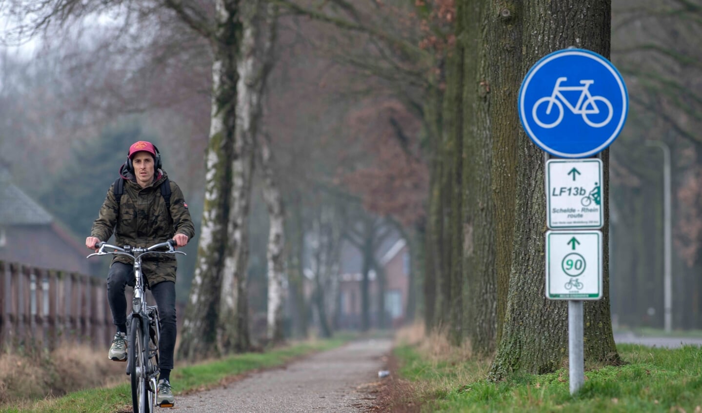 Het huidige fietspad aan de Dijkstraat is zowel flink beschadigd als aan de smalle kant. (Foto: Hein van Bakel)