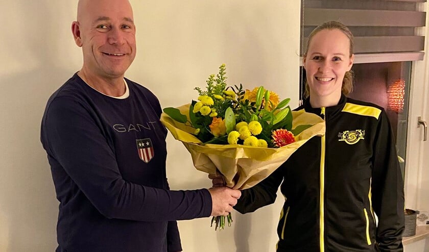 Janine Rongen (r) is vanaf aankomend seizoen de nieuwe trainer van de damesploeg van ZSV. 