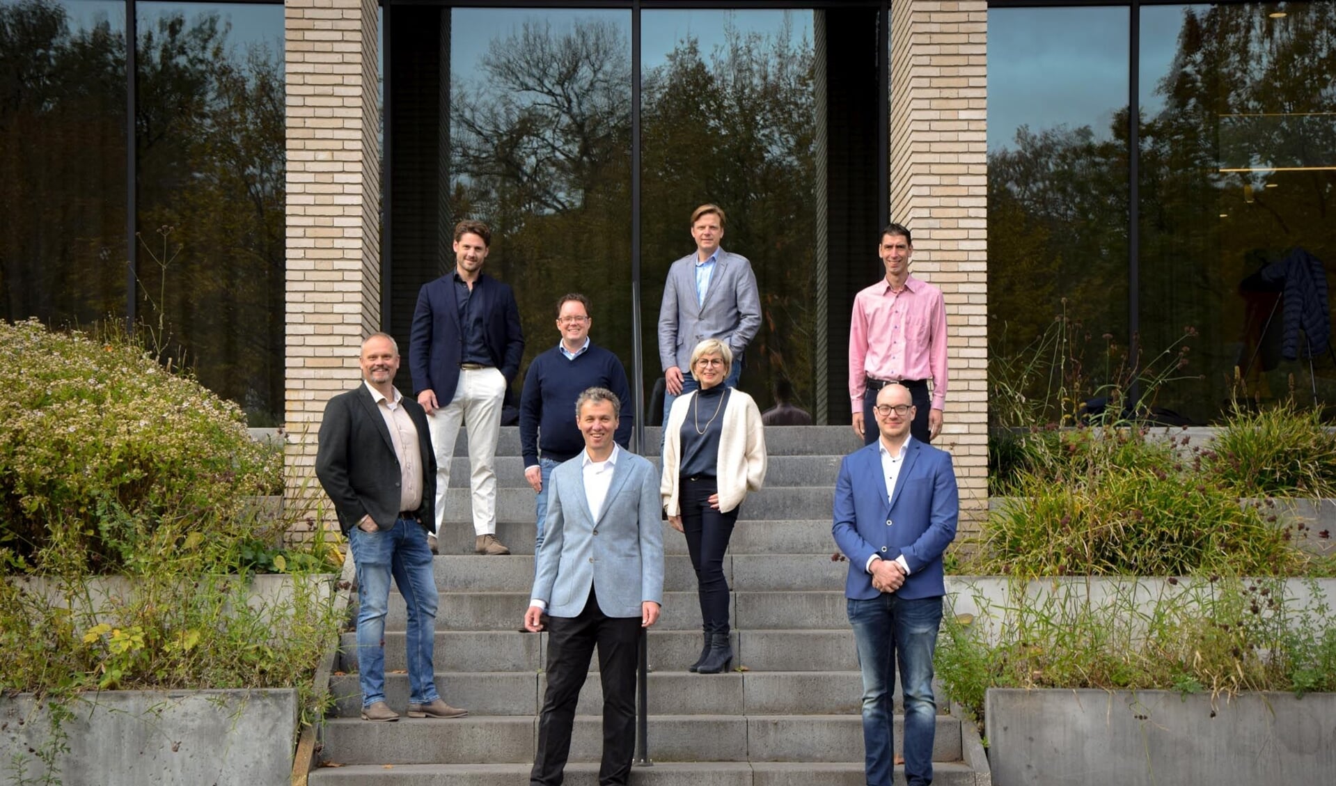 Alle VVD-kandidaten voor de gemeenteraadsverkiezingen op de trap van het Huis van Waalre. 