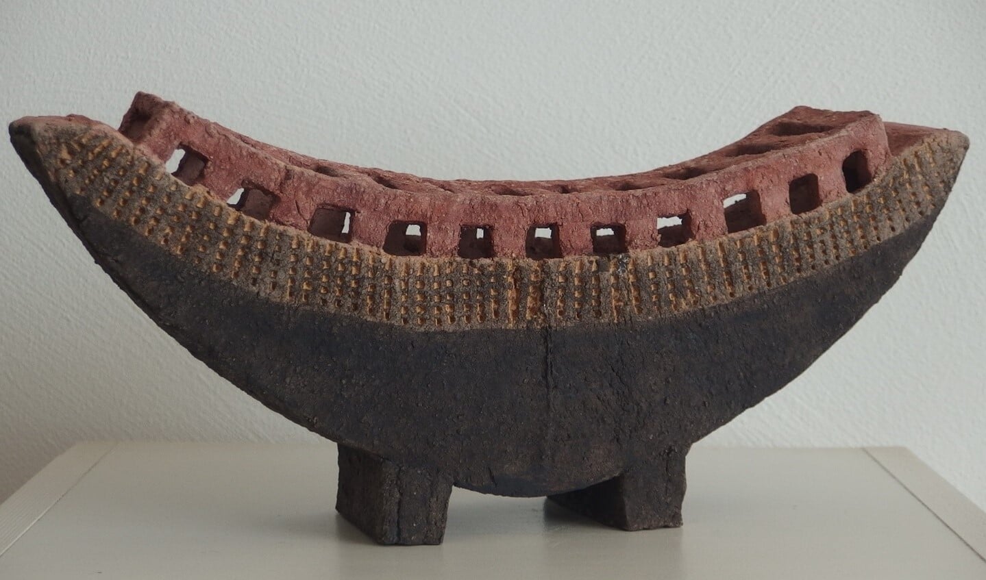 Agnes Fleskens-van Tuijl werkt graag met platen klei met een grove structuur door chamotte. 