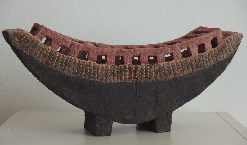 Agnes Fleskens-van Tuijl werkt graag met platen klei met een grove structuur door chamotte.