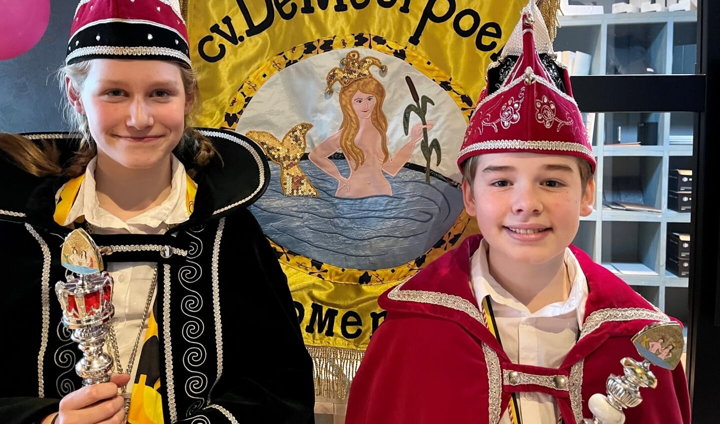 Jeugdprinses Yara van Rossum (l) en jeugdadjudant Loek Rugebregt vertegenwoordigen dit jaar De Meerpoel.