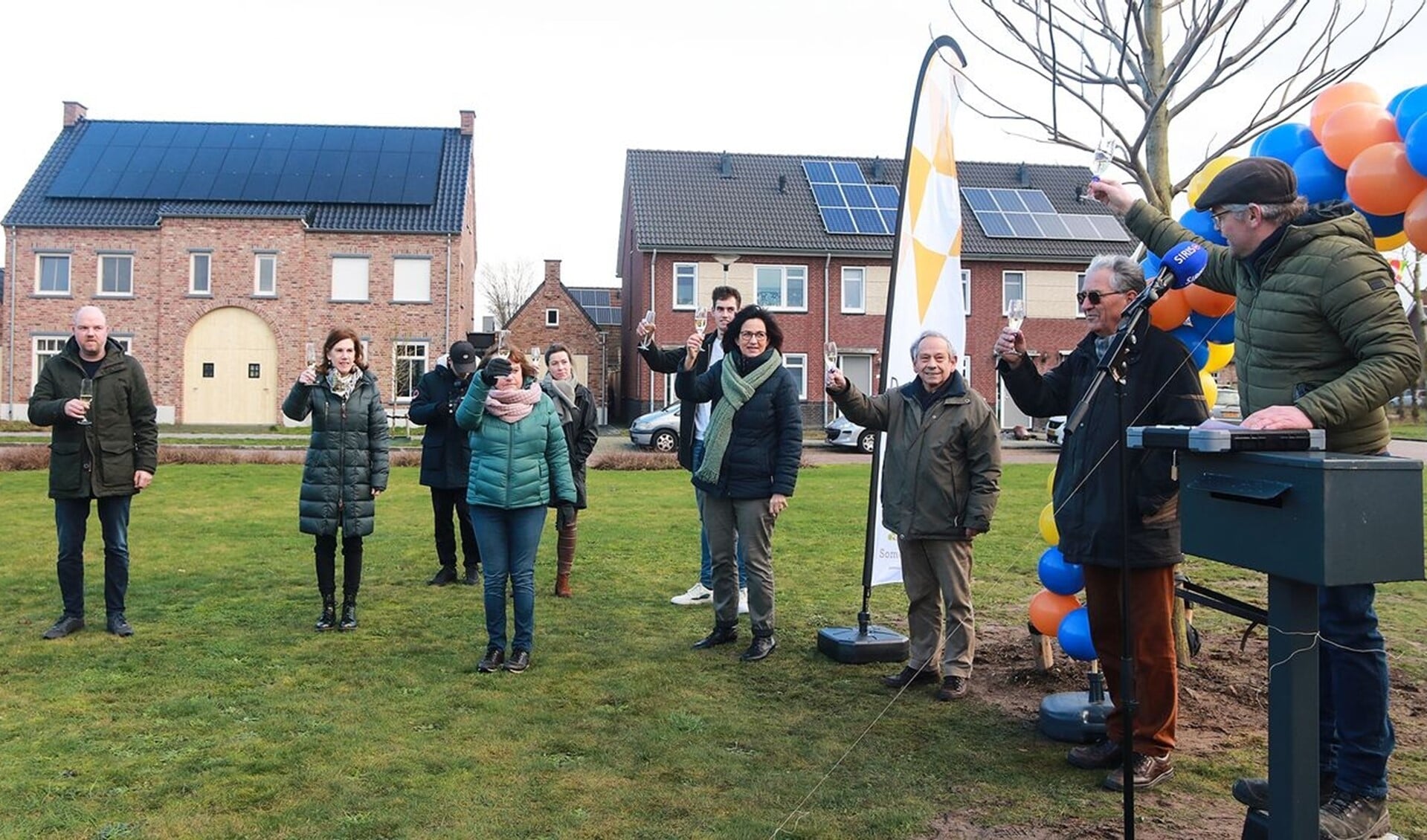 De jubileumcommissie heft het glas. De aftrap vond vanwege de coronamaatregelen buiten plaats. (Foto: Patrick van den Broek)