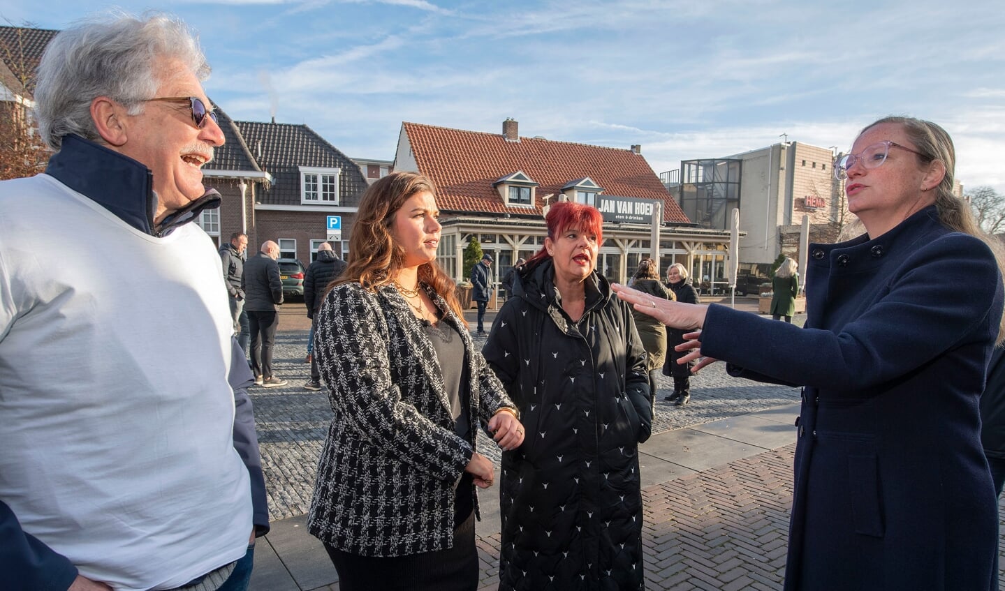 Burgemeester Van Extel-van Katwijk (r) in gesprek met enkele Astense ondernemers. (Foto: Hein van Bakel)