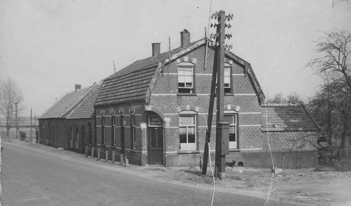 Heemkundekring De Vonder behoudt veel historische beelden uit Asten en Someren, zoals hier van het café bij Sluis 11.