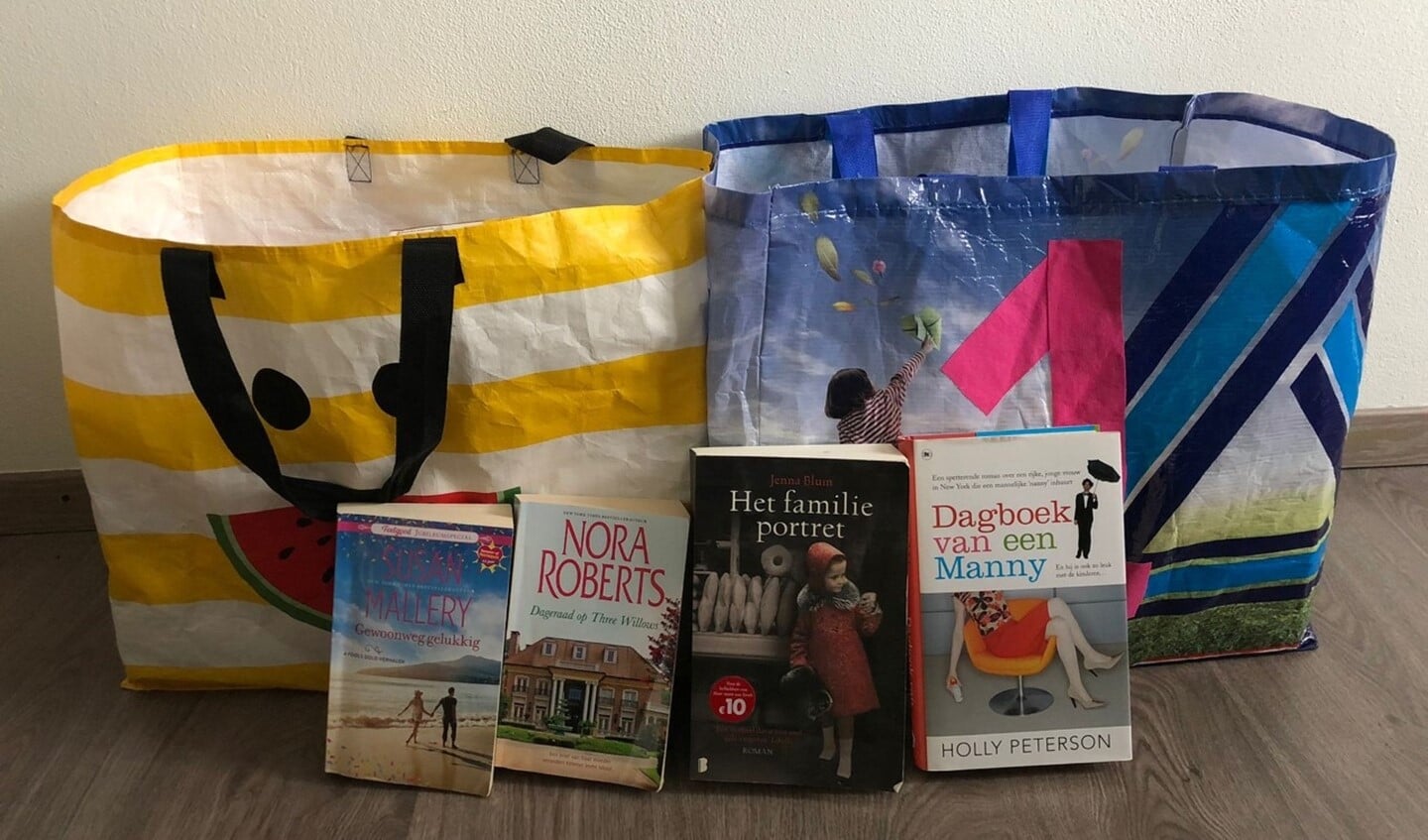 Tassen gevuld met mooie boeken vormen de basis van de boekenketting in Geldrop.