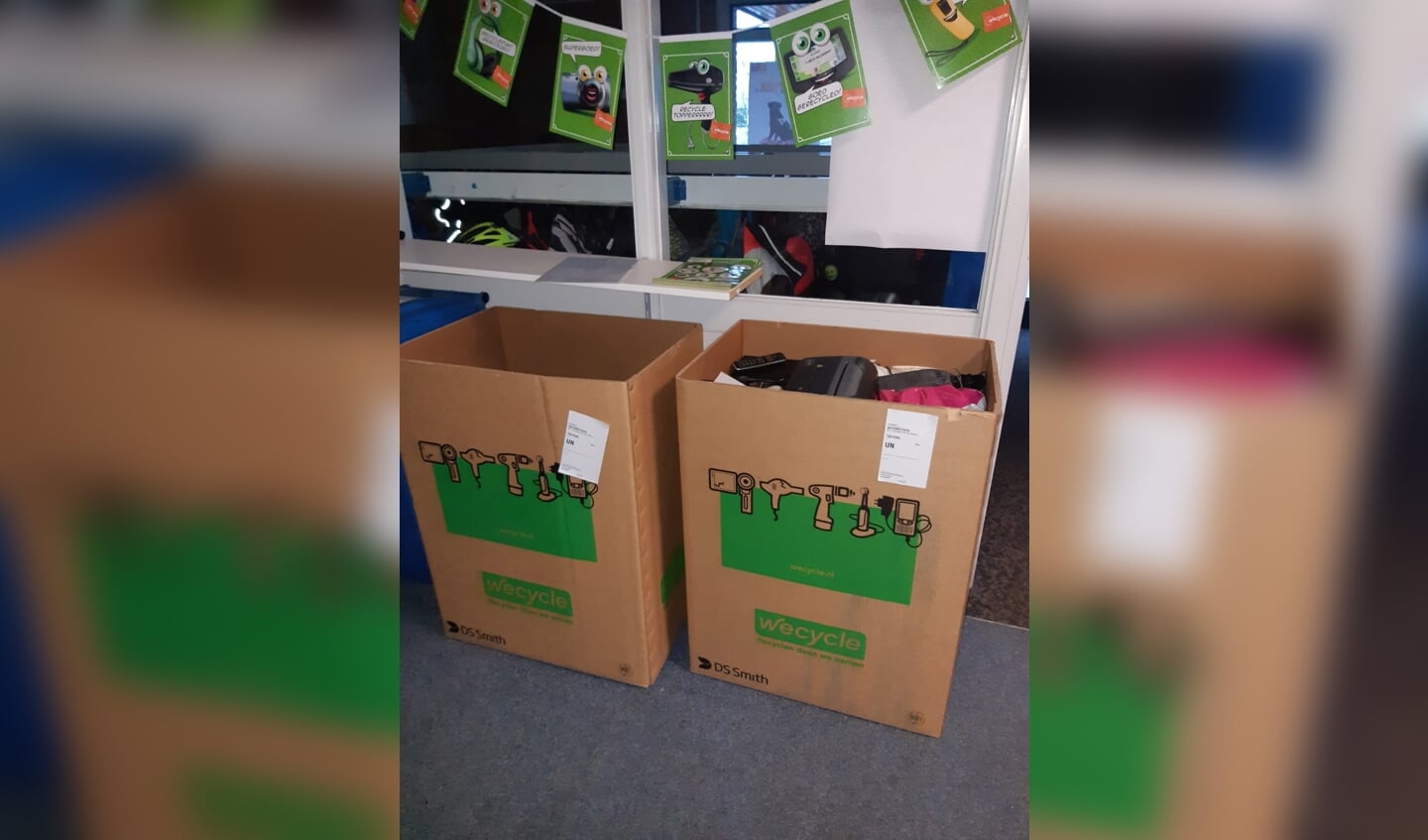 De dozen waar de afgedankte elektrische apparaten in werden gelegd.