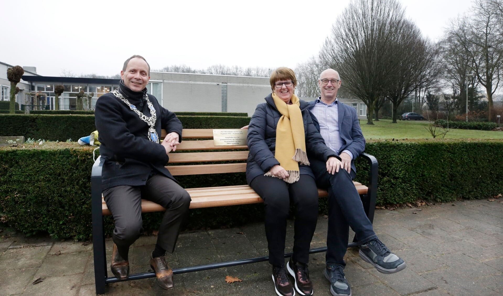 Zoon Wil en diens vrouw Lidia (r) en burgemeester Ederveen zittend op het bankje. (Foto: Jurgen van Hoof)