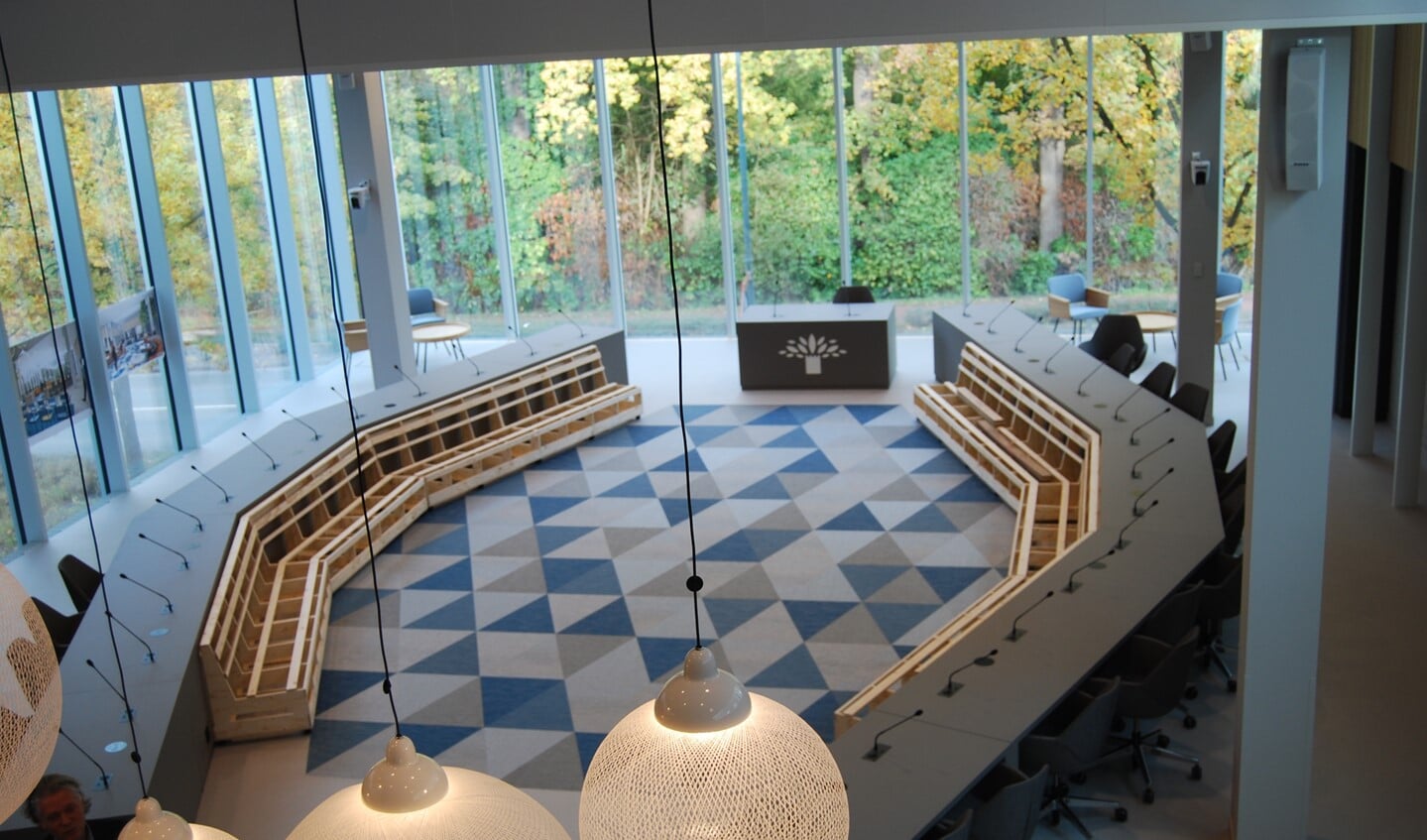 De gemeenteraad van Geldrop-Mierlo vergadert op 'het plein' in het gemeentehuis.