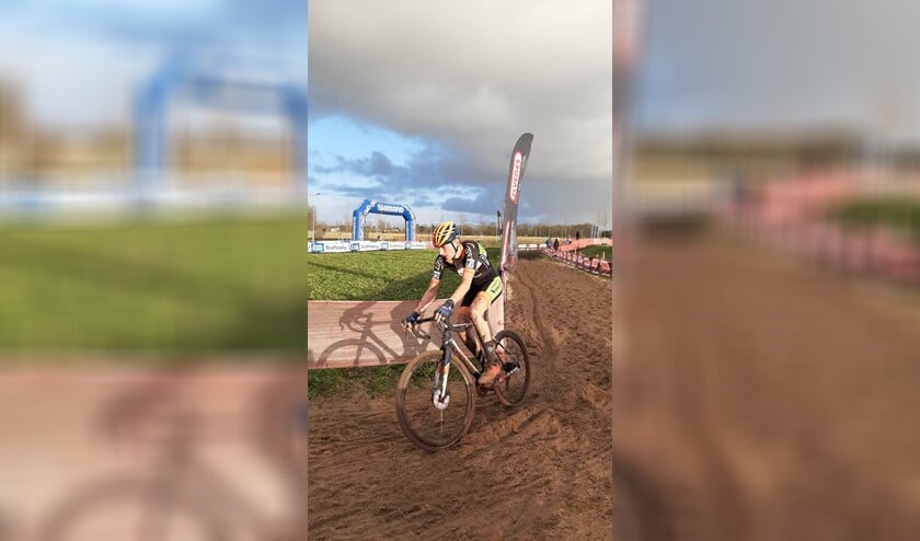 Danny van Lierop in actie tijdens het nationale kampioenschap veldrijden in Rucphen.