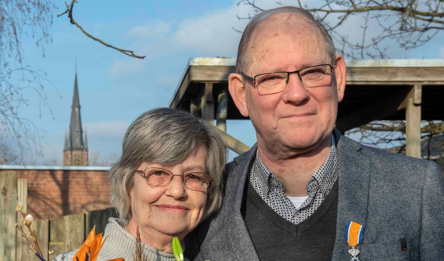 Leo van Bussel (r) met zijn Koninklijke onderscheiding. (Foto: Hein van Bakel)