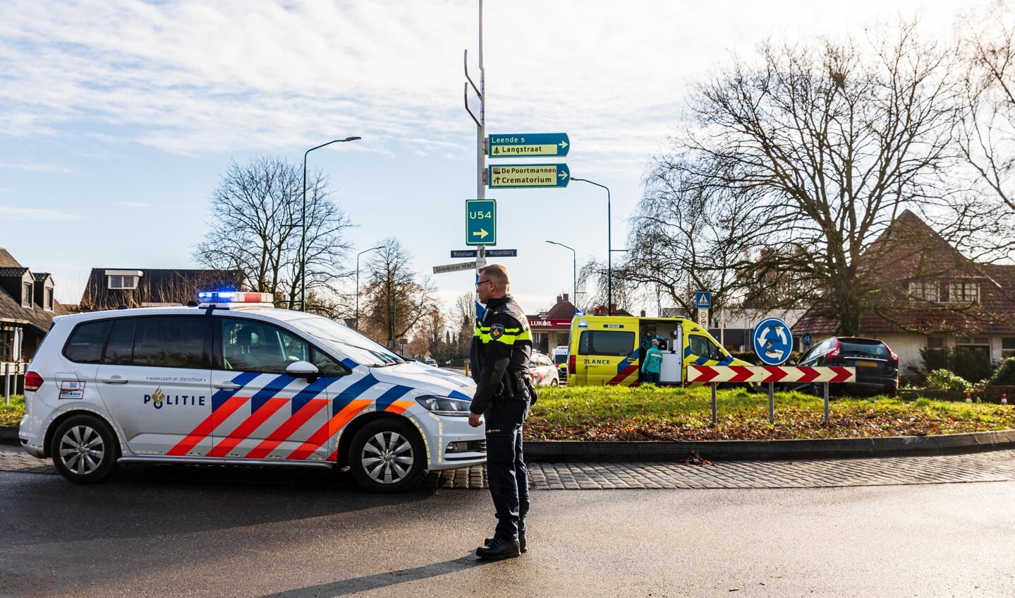 Een ongeluk vrijdag op de rotond van de Geldropseweg in Heeze. (Foto's: Micle de Greef)